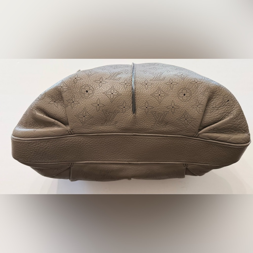 Like new Authenticated Taupe Louis Vuitton MM Mahina Selene excellent + Shop bag - Picture 8 of 15